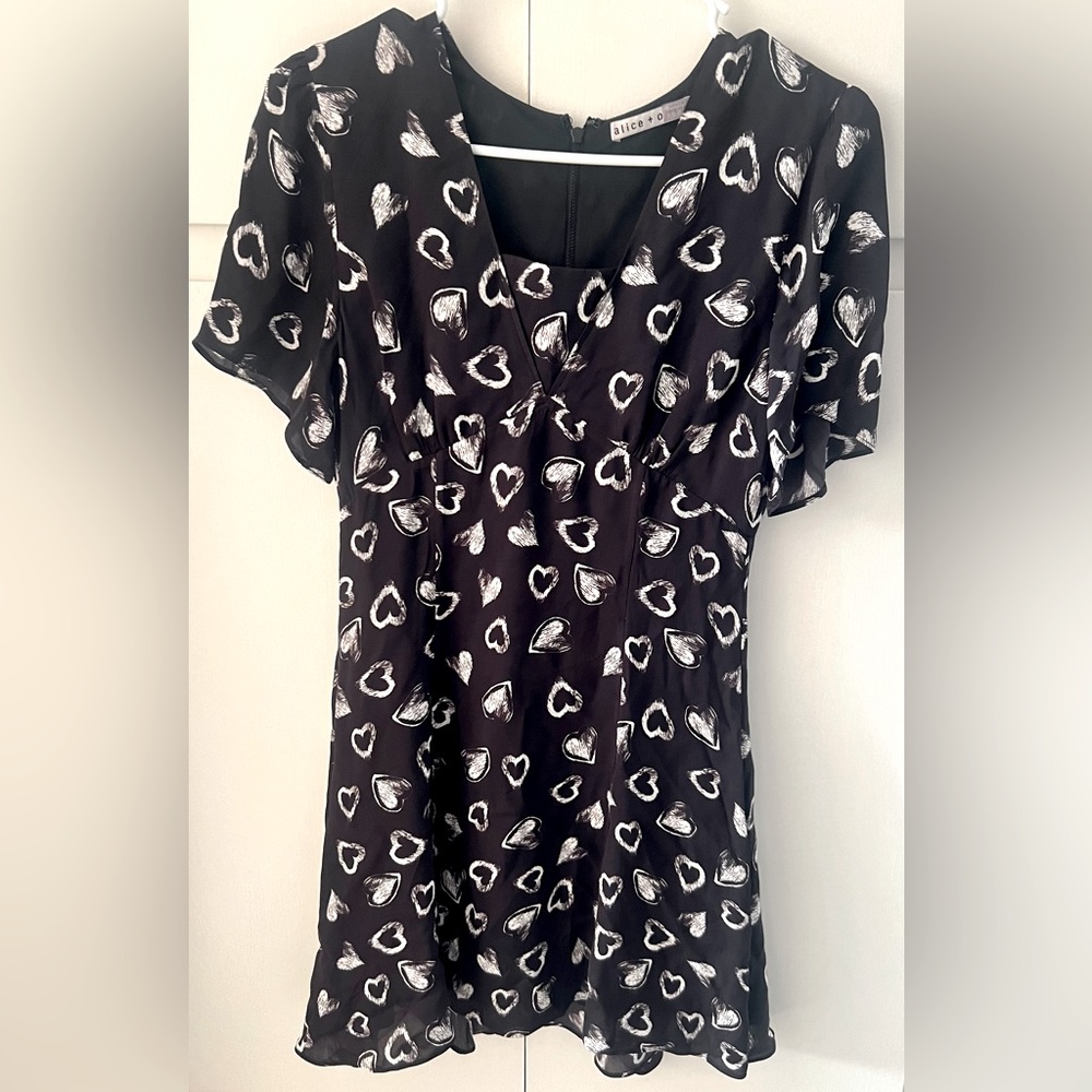 ALICE + OLIVIA ELIA EMPIRE WAIST HEART PRINT SHORT SLEEVE DRESS BLACK WHITE 2